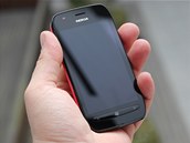 Nokia Lumia 710 je levn�j�� z dosud prod�van� dvojice