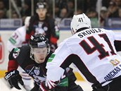 Martin Škoula z Omsku brání v semifinálovém duelu KHL Jevgenije Kuzněcova z