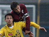 Tomáš Kučera (dole) z Jihlavy bojuje o míč v duelu béčkem pražské Sparty.