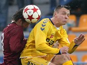 Jihlavský Stanislav Tecl (vpravo) bojuje o míč v duelu se sparťanským béčkem.