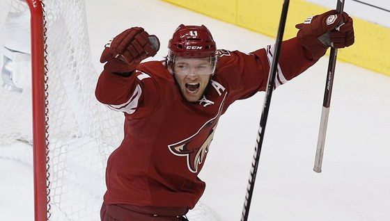 JE TAM. Martin Hanzal z Phoenixu slaví svůj gól v prodloužení proti Chicagu. JE TAM. Martin Hanzal z Phoenixu slaví svůj gól v prodloužení proti Chicagu.