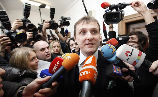 Vit Barta left the courtroom besieged by journalists.  (April 13, 2012)