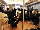 Cirkus Breivik za��n�. Z��zenci c�d� okna v soudn� s�ni, kde 16. dubna za�ne