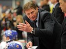 Alois Hadamczik ud�l� pokyny �ek�m hokejist�m b�hem p��pravn�ho duelu s