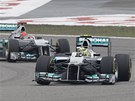 Nico Rosberg ve veden�, n�sledov�n t�mov�m kolegou Michaelem Schumacherem. 