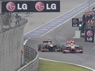 Vpravo je Lewis Hamilton z McLarenu, za n�m se ��t� Kimi Raikkonen z Lotusu.