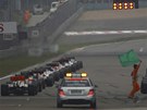 Z�vodnici �ekaj� na start p�i Velk� cen� ��ny.