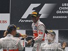 NEZBYTN� SPRCHA. Jenson Button (vlevo) a Lewis Hamilton osv�uj� v�t�ze Nico