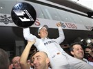 Nico Rosberg na ramenou �len� t�mu Mercedes. Pr�v� zajistil prvn� triumf t�to...
