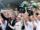 OBROVSK� UD�LOST PRO T�M MERCEDES. Ve velk� cen� ��ny se do�kal prvn�ho triumfu