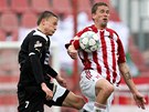 VE V�SKOKU. Plze�sk� Petr Trapp (vlevo) m� ve vzduchu k m��i d�l ne� Richard