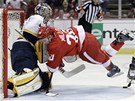 POZOR, LET�M! Drew Miller z Detroitu pad� na g�lmana Nashvillu Pekku Rinneho.