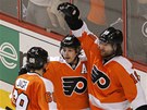 PAR�DA, JE TO TAM! Daniel Briere (uprost�ed) z Philadelphie oslavuje g�l do