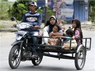 Indon�sk� mu� evakuuje svoj� rodinu z m�sta BAnda Aceh. (11. dubna 2012)