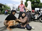 Vyd�en� obyvatel� indon�sk�ho m�sta Banda Aceh b�hem zem�t�esen�. (11. dubna