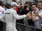 RADOST V MERCEDESU. Nico Rosberg se po v�t�zn� kvalifikaci Velk� ceny ��ny F1