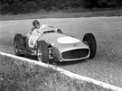 DOTEK HISTORIE. Juan Manuel Fangio s vozem Mercedes m��� za v�t�zstv�m p�i