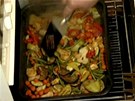 Zeleninku v troub� ob�as zkontrolujte. Kdy� je p�kn� ope�en�, p�idejte kousek...