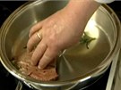 Steaky dejte zprudka op�ct, p�kn� ka�d� celou plochou p�im��kn�te na dno p�nve.