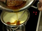 Pep�ovou om��ku proh�ejte spolu se ���vou vype�enou ze steak�. 
