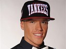 Stylisté ale p�ekvapili a jeho image vylep�ili velkou baseballkou.