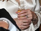 Prsten na ruce Angeliny Jolie vyvolal spekulace o zasnouben�, kter� potvrdila