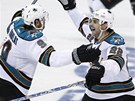 TYS TO DOK�ZAL. Dan Boyle (vlevo) se vrh� na na sv�ho spoluhr��e ze San Jose