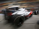 Z BOX�. Jenson Button z t�mu McLaren p�i tr�ninku na Velkou cenu ��ny. 
