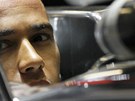 SOUST�ED�N�. Lewis Hamilton z t�mu McLaren p�i tr�ninku na Velkou cenu ��ny. 