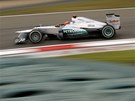 RYCHLOST. Michael Schumacher z t�mu Mercedes p�i tr�ninku na Velkou cenu ��ny. 