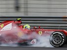 TROCHU KOU�E. Felipe Massa z t�mu Ferrari p�i tr�ninku na Velkou cenu ��ny. 