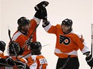 G�LOV� RADOST. Jakub Vor��ek (vpravo) z Philadelphie se raduje spolu se Scottem...