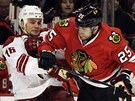 Rostislav Klesla z Phoenixu (vlevo) v souboji s chicagsk�m Viktorem Stalbergem.