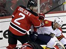 Marek �idlick� (vlevo) z New Jersey v souboji s  Mikaelem Samuelssonem  z
