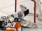 Jakub Vor��ek z Philadelphie p�ekon�v� g�lmana  Marca-Andreho Fleuryho z...