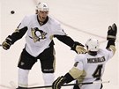 Zbyn�k Mich�lek (vpravo) z Pittsburghu se raduje se spoluhr��em Jordanem...