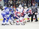 BOJ O PUK. Momentka z fin�le hokejov� extraligy mezi brn�nskou Kometou a