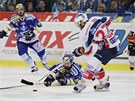 A JDE SE DO �TOKU. Pardubick� obr�nce Jan Kol�� z�sk�v� puk a zakl�d� �to�nou