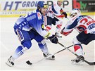 NEPROJDE�. Pardubick� obr�nce Jan Kol�� vpravo se sma�� zabr�nit �to�n� snaze