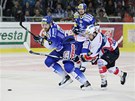 FIN�LOV� BOJ. Hokejist� Komety Brno a Pardubic bojuj� o puk ve �tvrt�m fin�le