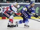 FIN�LOV� BOJ. Hokejist� Komety Brno a Pardubic bojuj� o puk ve �tvrt�m fin�le