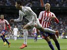 HV�ZDA V ROZLETU. Cristiano Ronaldo z Realu Madrid sprintuje s m��em p�i utk�n�
