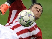 VE SKLUZU. Obránce Žižkova Mateusz Slodowy se snaží skluzem zbrzdit průnik
