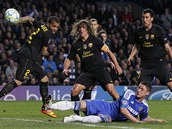 Gary Cahill (na zemi), kter� se zranil v semifin�lov� odvet� proti Barcelon�, by m�l b�t na sobotn� fin�le Ligy mistr� fit.