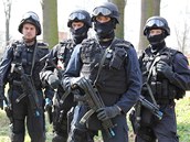Veřejnost nesmí znát pravé jméno ani obličej kluků ze zásahové jednotky.