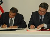 Americk� ministr obrany Leon Panetta a Alexandr Vondra podepisali 18. dubna v