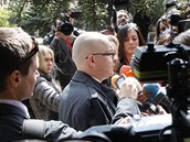 Novin��i zpov�daj� Jaroslava �k�rku po skon�en� soudn�ho jedn�n� (13. dubna