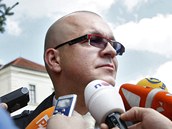 Jaroslav �k�rka odpov�d� na dotazy novin��� po skon�en� soudn�ho jedn�n� (13.