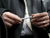 Hned po soudu si musel d�t Jaroslav �k�rka cigaretu (13. dubna 2012).