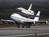 Raketoplán Discovery na své úplně poslední cestě do Národního leteckého a